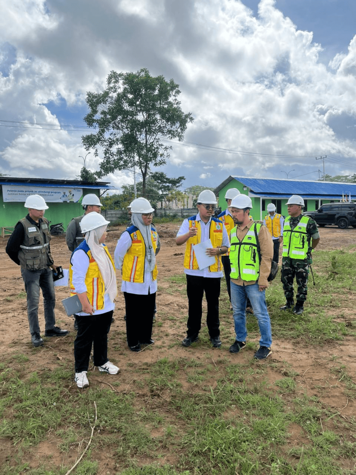 Bidang Bina Konstruksi dan Bidang Cipta Karya Dinas PUPR Prov. Kalsel beserta Direktur PT JAYA MANDIRI ADIKARYA melaksanakan Pengawasan Penyelenggaraan Jasa Konstruksi pada paket pekerjaan Pembangunan Markas Komando Daerah Militer Prov. Kalsel.