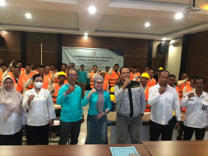 PEMBEKALAN DAN UJI/SERTIFIKASI TENAGA KERJA KONSTRUKSI